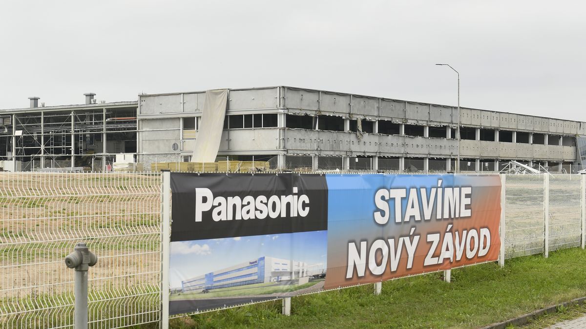 První japonská investice v ČR jde k zemi. Panasonic v Plzni bourá továrnu na televize